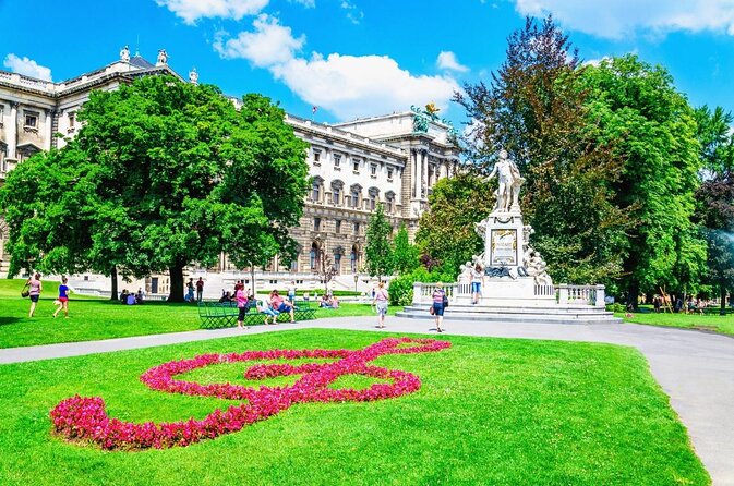 A box for a romantic walk in the city center of Vienna - Key points before you book