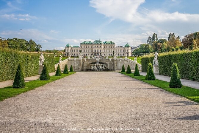 Christmas at Belvedere: 3hr Private Tour of Upper Palace & Market - Private guiding with Maria, Rita, and the right pace
