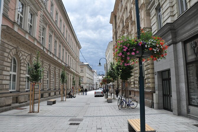 CITY QUEST LINZ: uncover the secrets of this city! - Lentos Kunstmuseum and the Danube setting