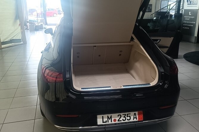 Exclusive green transfer - Hotel-to-airport service before an early flight