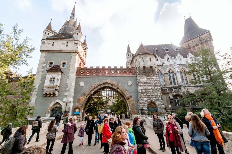 From Vienna: Guided Day Trip to Budapest - The panoramic bus tour through Budapest