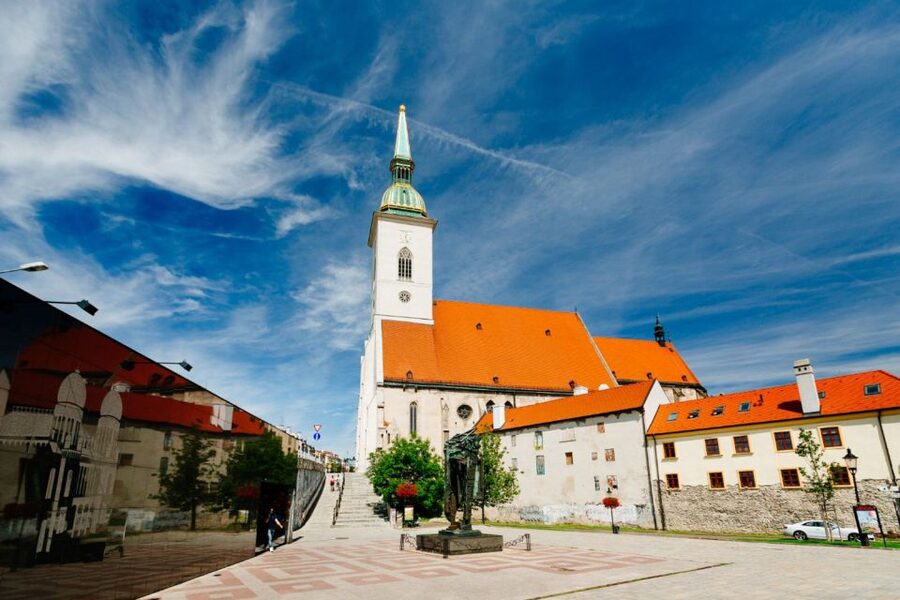 From Vienna: Guided Tour to Bratislava with Speed Boat Ride - The optional oldtimer ride to Bratislava Castle
