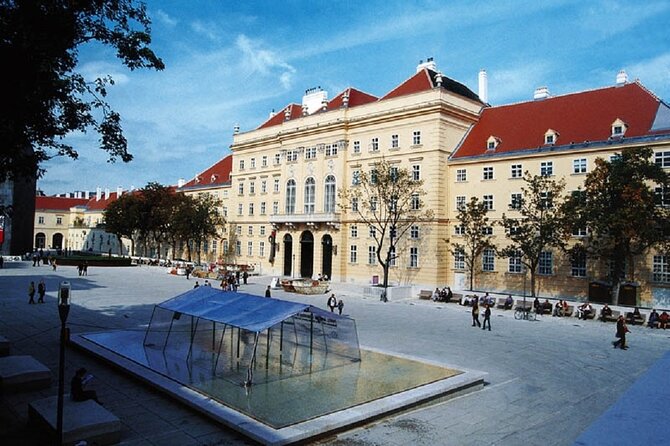 Fun & mobile scavenger hunt through Vienna - Maria Theresien Square and the final stretch