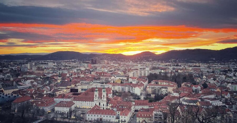 Graz: Funicular Ride & Schlossberg Picnic Experience - Why a Schlossberg picnic works so well