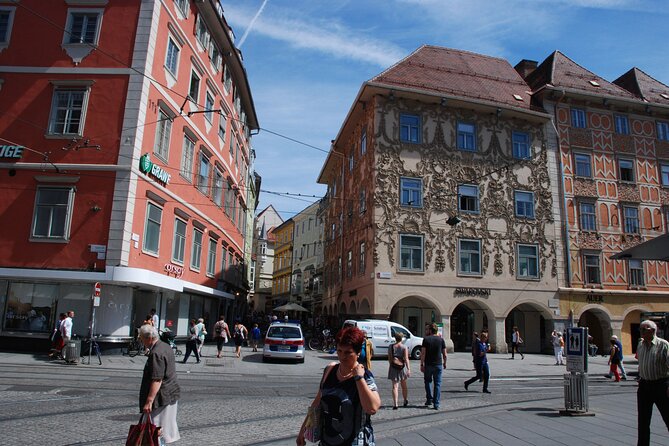 Graz Private Walking Tour With A Professional Guide - Kunsthaus: Graz’s modern counterpoint
