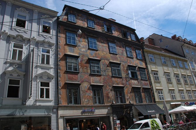 Graz Private Walking Tour With A Professional Guide - What the private guide adds to 90 minutes