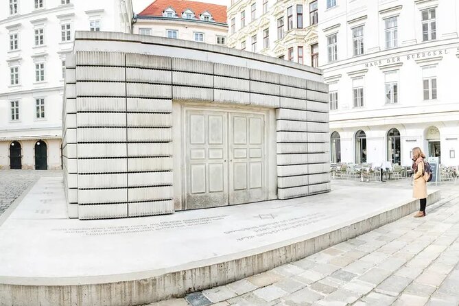 Historical Hitler Walking Tour of Vienna - Heldenplatz and the March 15, 1938 speech