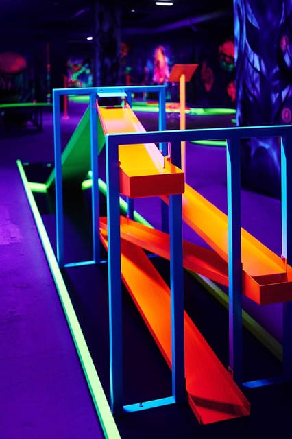 Innsbruck: 3D Mini Golf with Dazzling Light Effects - Playing all 18 holes under UV light
