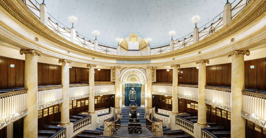 Jewish Vienna: City Synagogue Guided Tour - Entering the City Synagogue on Seitenstettengasse