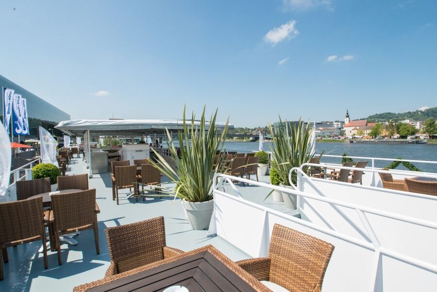 Linz: Harbor Cruise - Turning into the shipyard harbor
