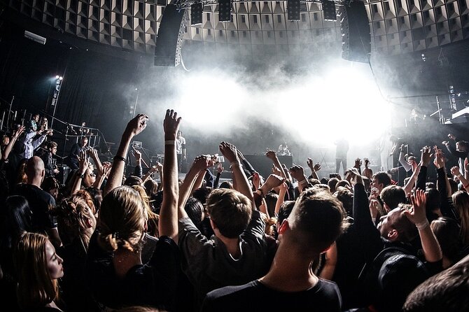 Local Pub Crawl Vienna - Moving through three different nightlife stops