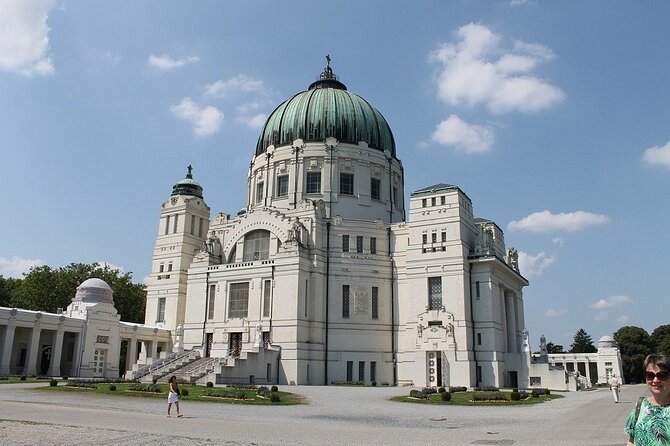 Mobile puzzle rally tour at the Vienna Central Cemetery - Solving Questions About Death and Burial