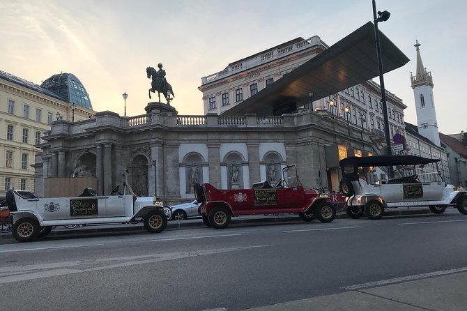 Oldtimer Tour Vienna Gold Tour - What the driver-guide adds