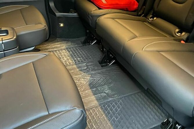 Private airport transfer in Vienna for up to 8 people in minibus - Airport to hotel, apartment, or private address