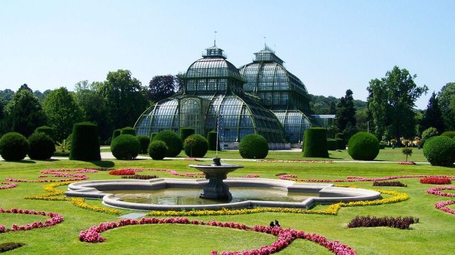 Private Schönbrunn Palace Tour: Entrance included - Entering Schönbrunn Palace with reserved access