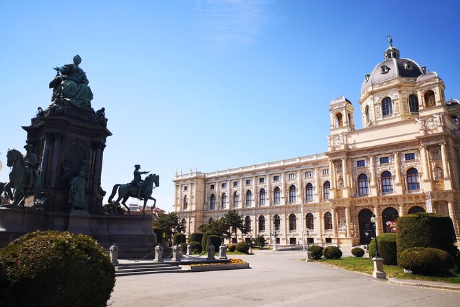 Private tour of historical Vienna with Jan - Hofburg Palace and Heldenplatz: power in stone