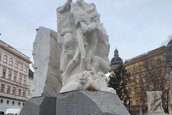Private World War II Walking Tour in Vienna - Heldenplatz and the public theater of power