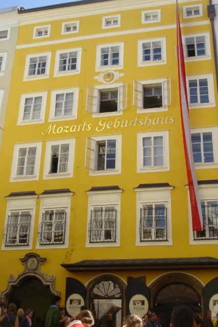 Salzburg 2.5-Hour Walking Tour: Mozart, Old Town & More - Starting at Mirabell Palace and its surprising family story