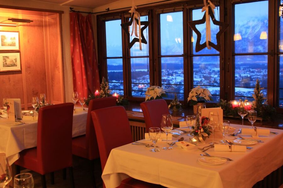 Salzburg: Christmas/Advent Concert & Dinner - Dinner above Salzburg’s rooftops