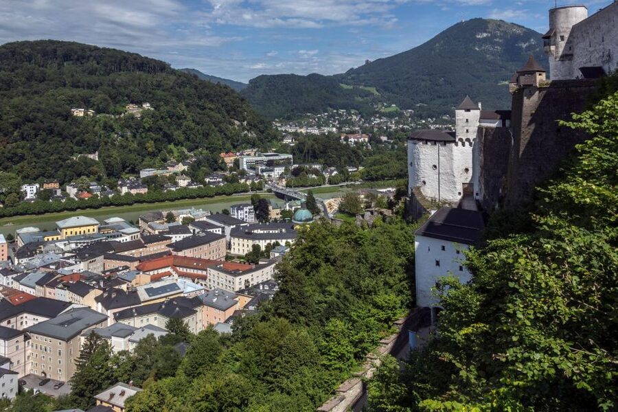 Salzburg: Express Walk with a Local in 60 minutes - The most useful part may happen between the sights