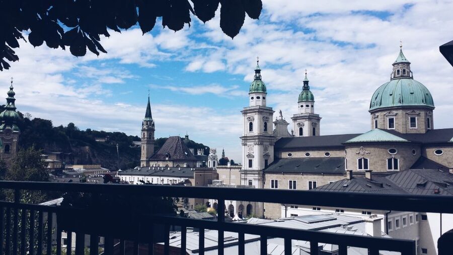 Salzburg: Express Walk with a Local in 60 minutes - Meeting at Café Mozart