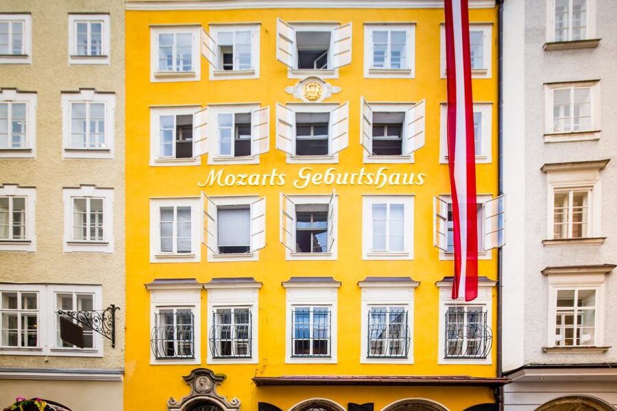 Salzburg: Private City Highlight Tour with a Guide - Old Market coffee and the grand squares