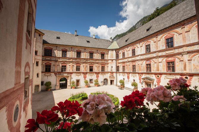 Schloss Tratzberg – Hörspielführung - Nine rooms of furniture, armor, and family history