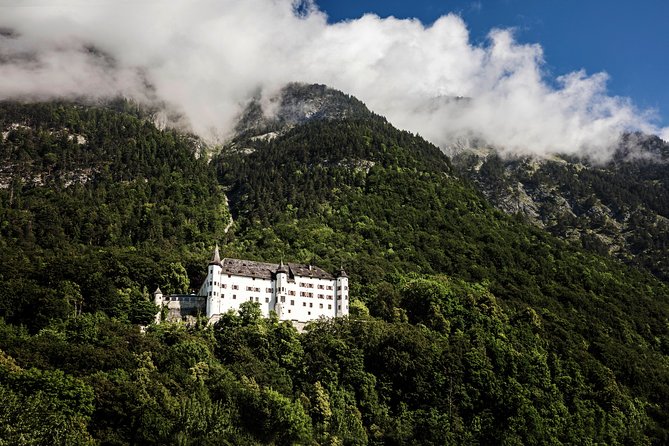 Schloss Tratzberg – Hörspielführung - Getting up the hill from the parking area