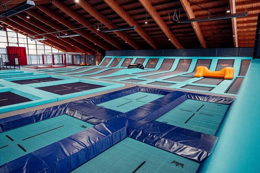 Tirol: Zahmer Kaiser Trampolinpark - The bistro view for non-jumpers