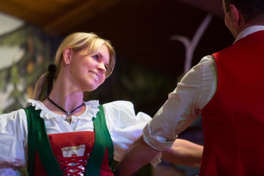 Tyrolean Evenings Family Gundolf in Innsbruck - Choosing between the show and the dinner