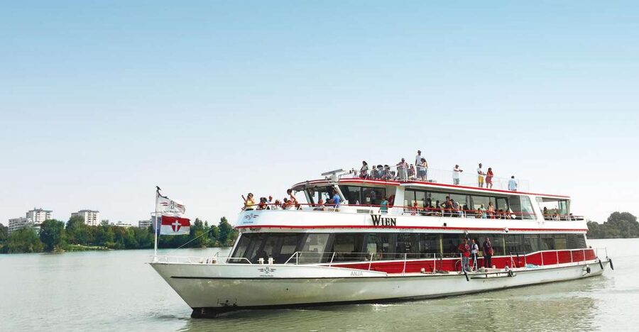 Vienna: 3.5-Hour Grand Danube River Cruise - Food, drinks, and the onboard atmosphere