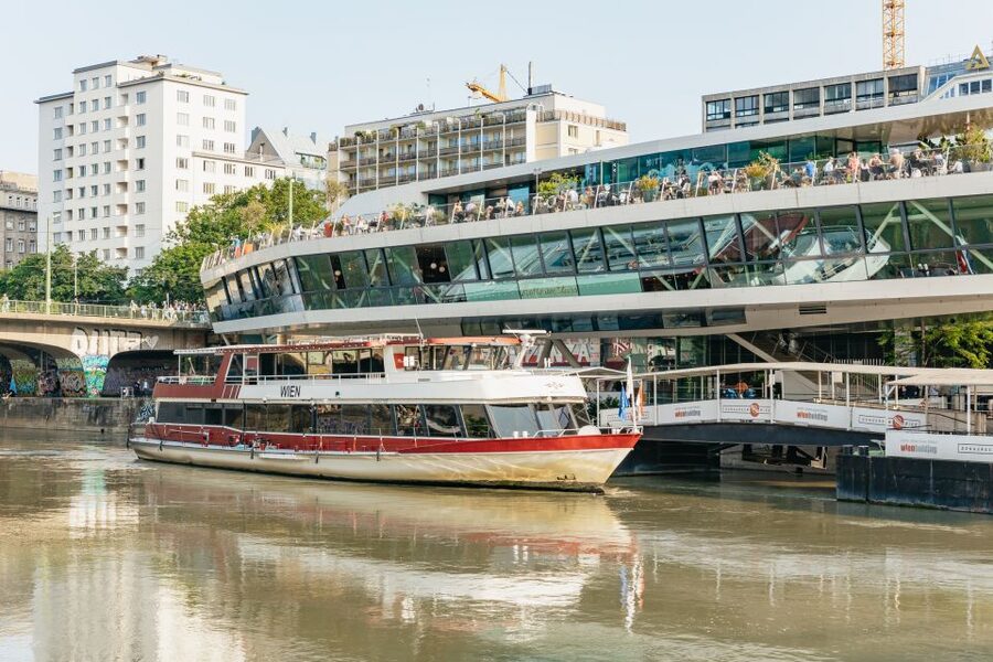 Vienna: 3-Course Evening Dinner Cruise - Soup, main course, and dessert