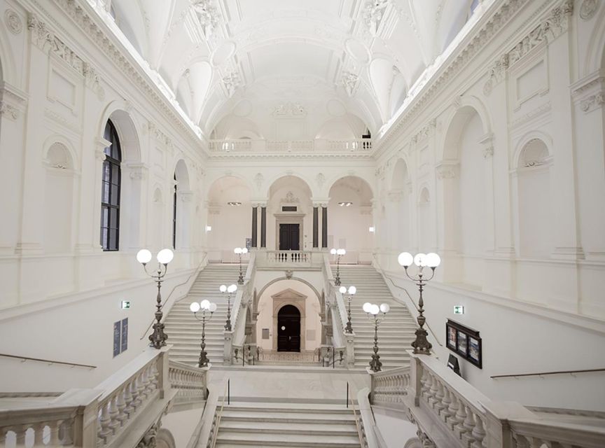 VIENNA AT NIGHT: Photo Tour of the Most Beautiful Buildings - Starting on the University of Vienna steps