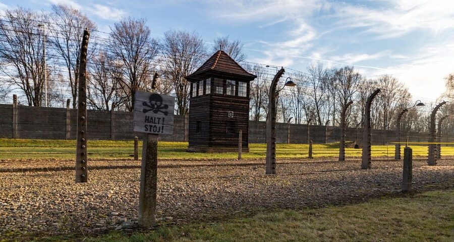 Vienna: Auschwitz Birkenau Full-Day Tour w/ Hotel Transfers - Arriving at Auschwitz I