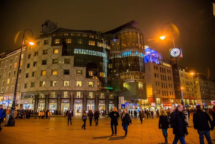 Vienna: Big Bus City Highlights Night Tour with Live Guide - What the live commentary adds