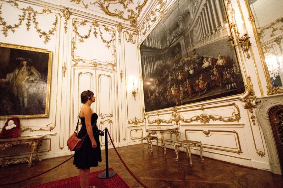 Vienna: Bus & Schönbrunn Palace Skip-the-Line Guided Tour - Gardens, photographs, and the time limit