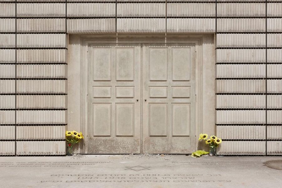 Vienna Central Cemetery Walking Tour with Transfers - What the two-hour walking option includes