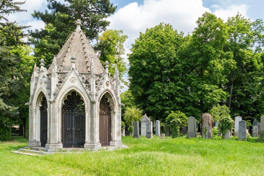 Vienna Central Cemetery Walking Tour with Transfers - What changes with the three-hour option