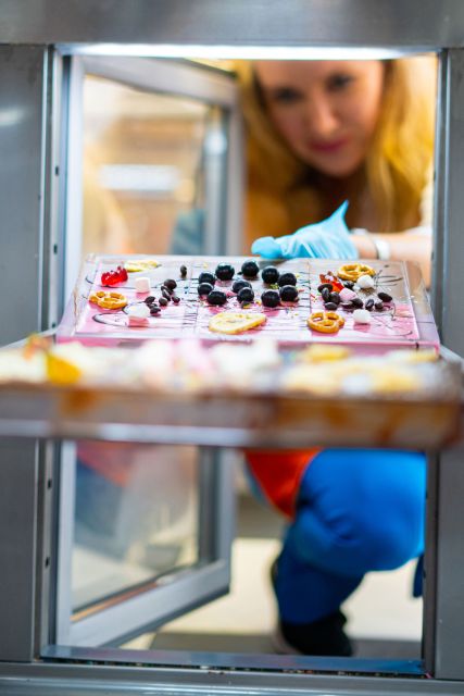 Vienna: Chocolate Workshop in Chocolate Museum w/ Tasting - Using a professional tempering machine