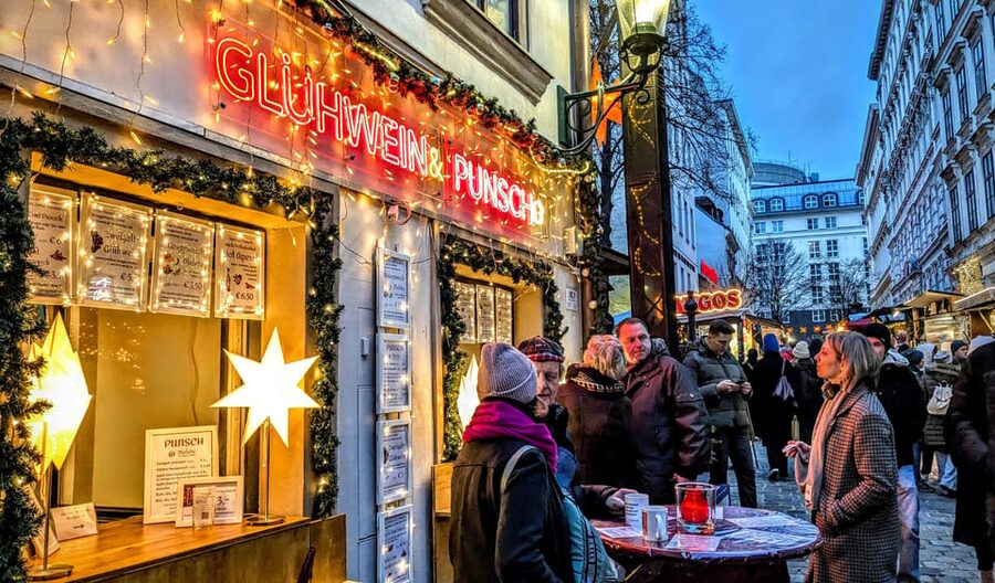 Vienna: Christmas Market Food and Drinks Tour - What you will eat: savory comfort food and Austrian sweets