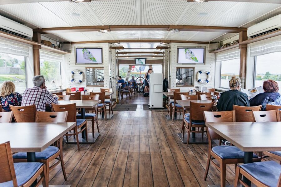 Vienna: City Cruise with Optional Lunch - Screens, announcements, and the sightseeing value