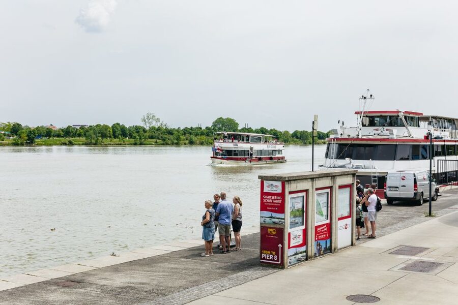 Vienna: City Cruise with Optional Lunch - Choosing between the open deck and restaurant