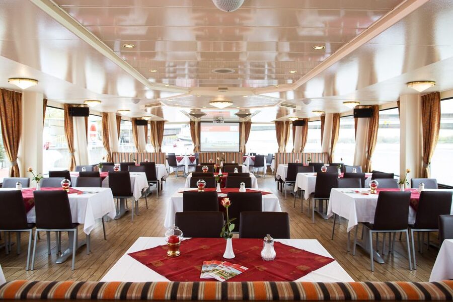 Vienna: Cruise and Schnitzel Tour - Indoor comfort or outdoor views
