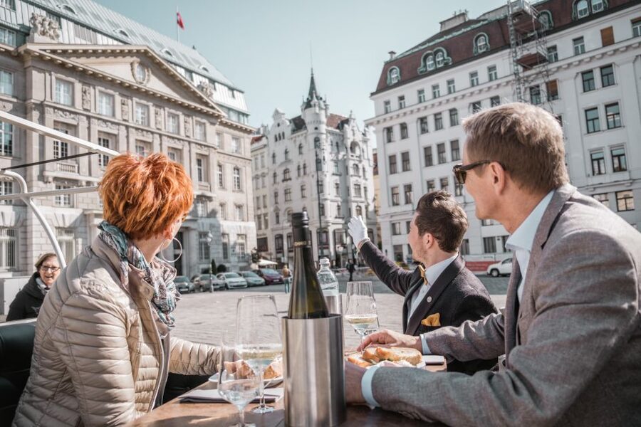 Vienna: Culinary Sightseeing Tour in an Electric Vintage Car - The Figlmüller schnitzel course