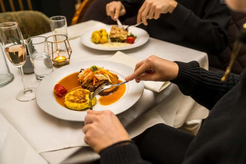 Vienna: Dinner & Concert at Schönbrunn Palace - What arrives at the 6:30 PM dinner