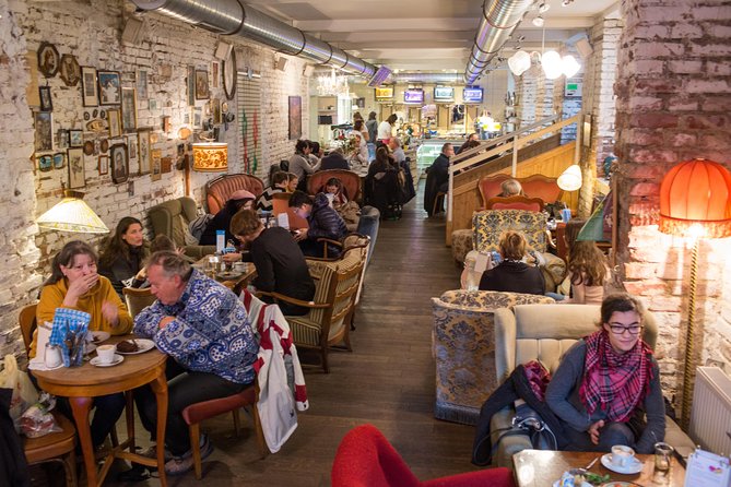 Vienna for Food Lovers: Cafés, Markets & Austrian Cuisine - Lunch with schnitzel, goulash, or vegetarian choices