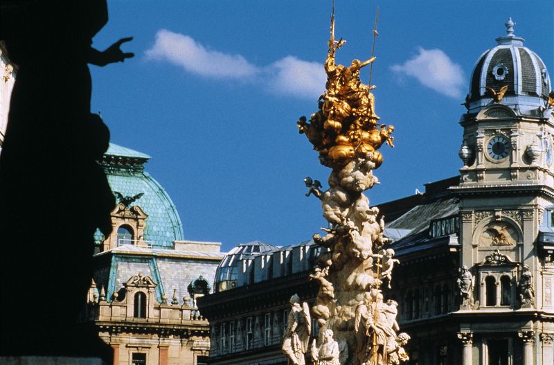 Vienna: Full-Day Private Tour including Schönbrunn Palace - Mozart, Figaro, and the Hofburg courtyards