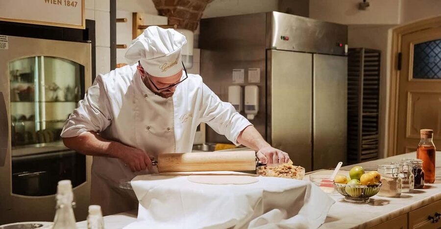 Vienna: Gerstner KuK Hofzuckerbäcker Baking Show & Tasting - What the $23 price includes