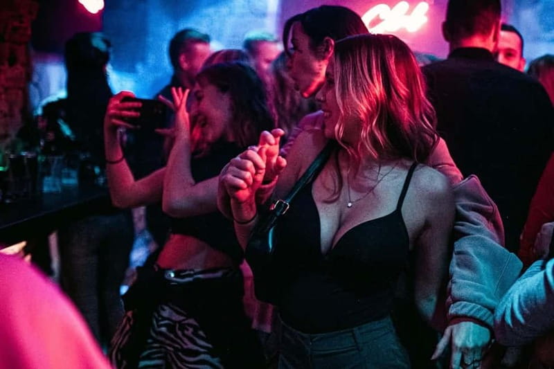 Vienna: Guided Pub Crawl with Club Entry - Practical details that affect your night