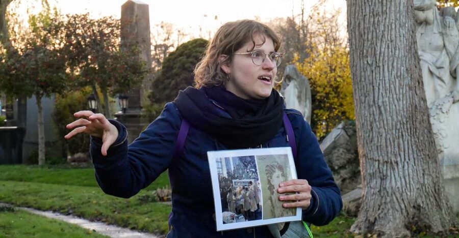 Vienna: Guided Walking Tour of the Central Cemetery - Reading the graves instead of only photographing them